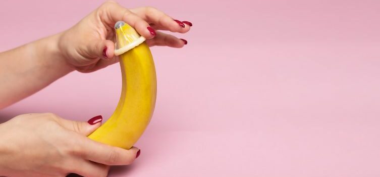 Banan som får kondom på